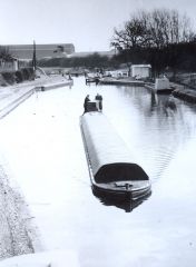 BOAT UNDERWAY NO WASH