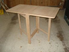 Gate leg type table in oak.