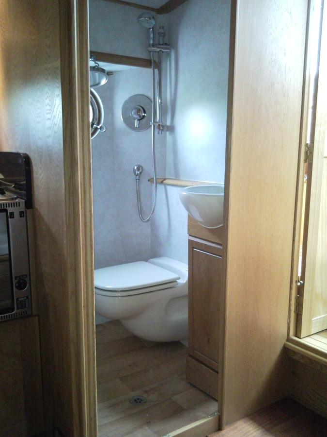 Wet rooms in a narrow boat Boat Building & Maintenance Canal World