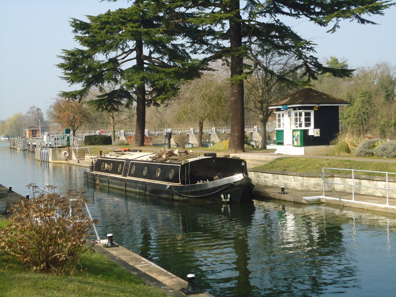Mooring on the River Thames near Staines General Boating Canal World