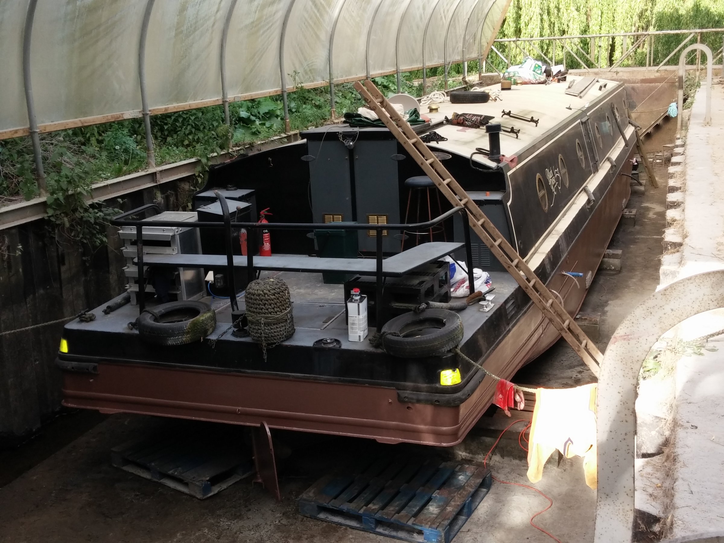Blacking with Two Pack Epoxy - Boat Equipment - Canal World