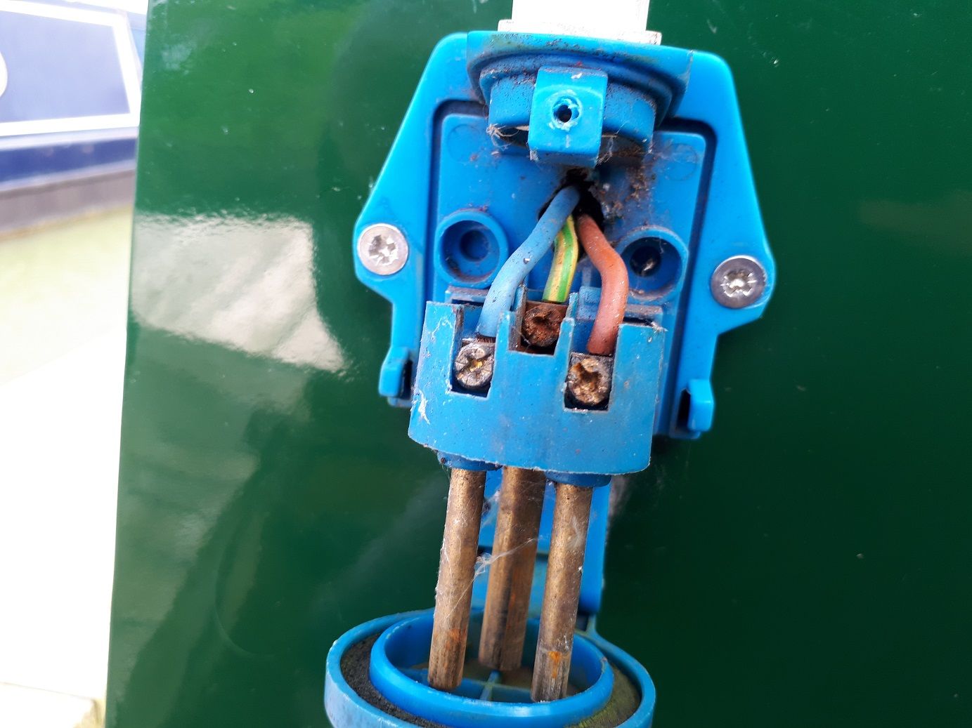 Which 240 hook up socket ? Boat Equipment Canal World