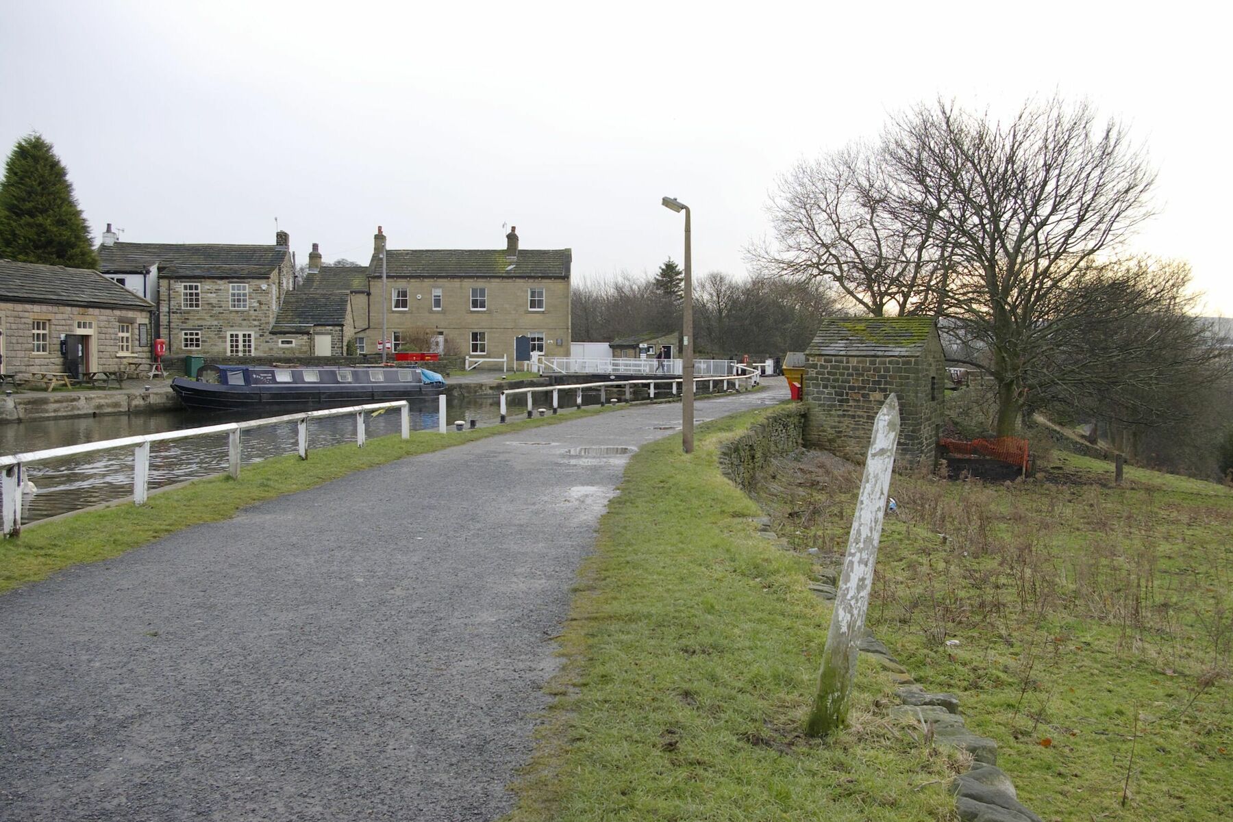 2666 Bingley 5-rise, view frommmarker post to top lock.jpg