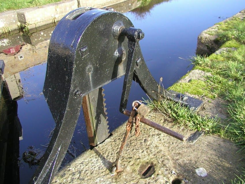 Fixed windlasses and lock keepers History & Heritage Canal World