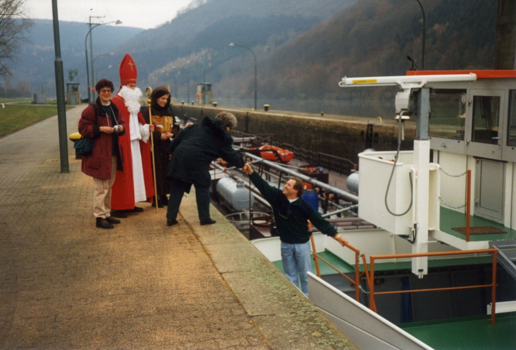 St Nicolas, R Main 124.jpg